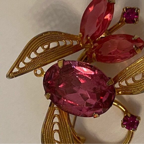 VINTAGE BROOCH PIN GOLD TONE FILIGREE PINK FACETED STONES GLASS FLOWER - Picture 7 of 9